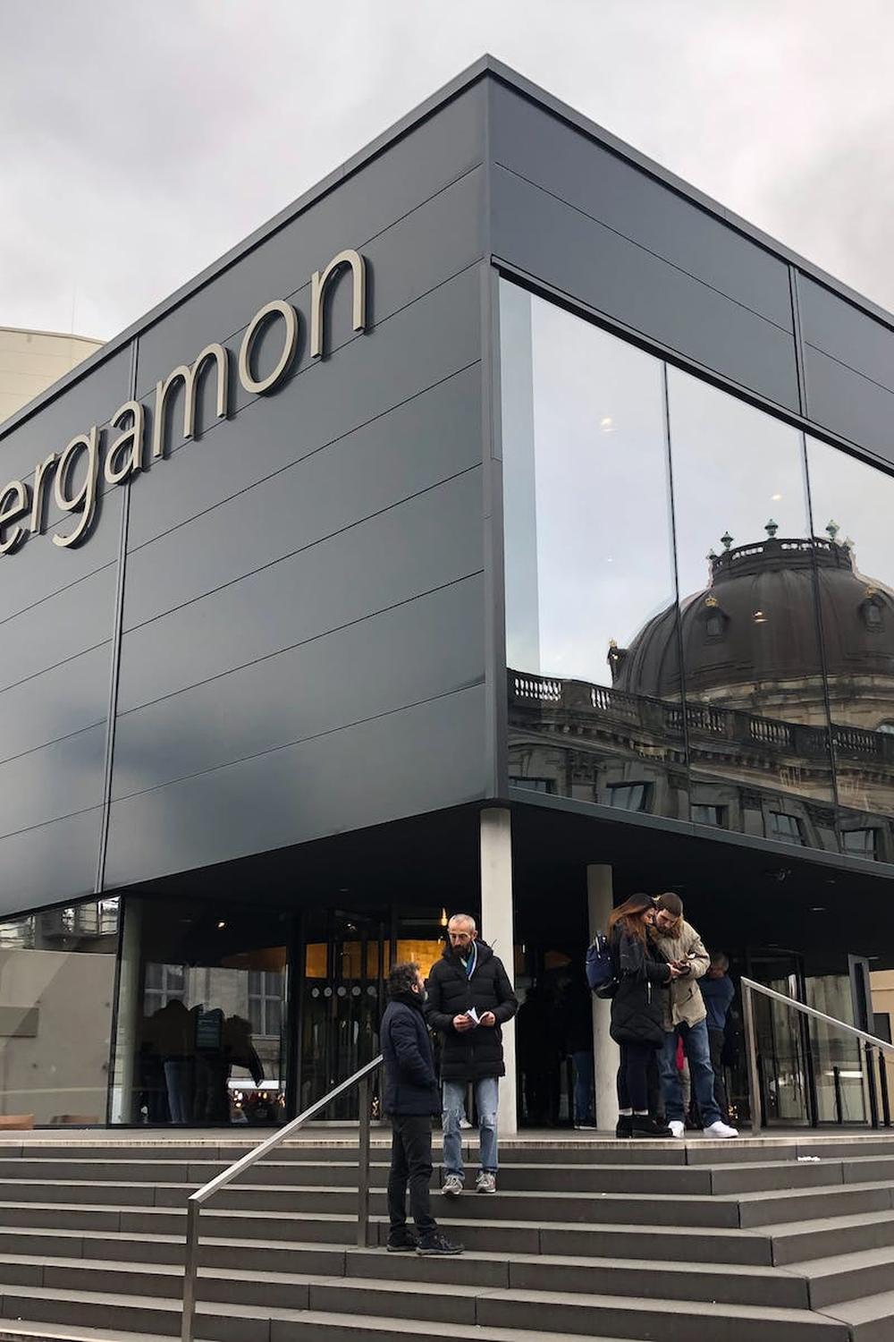 entrance_to_pergamon_museum_in_berlin