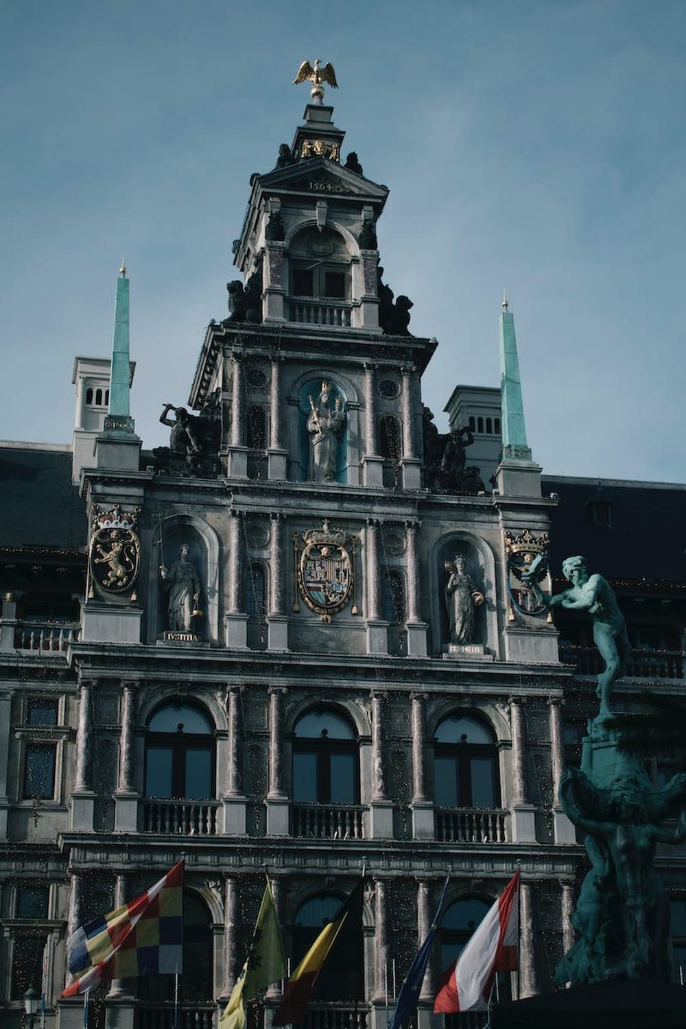 facade_of_antwerp_city_hall