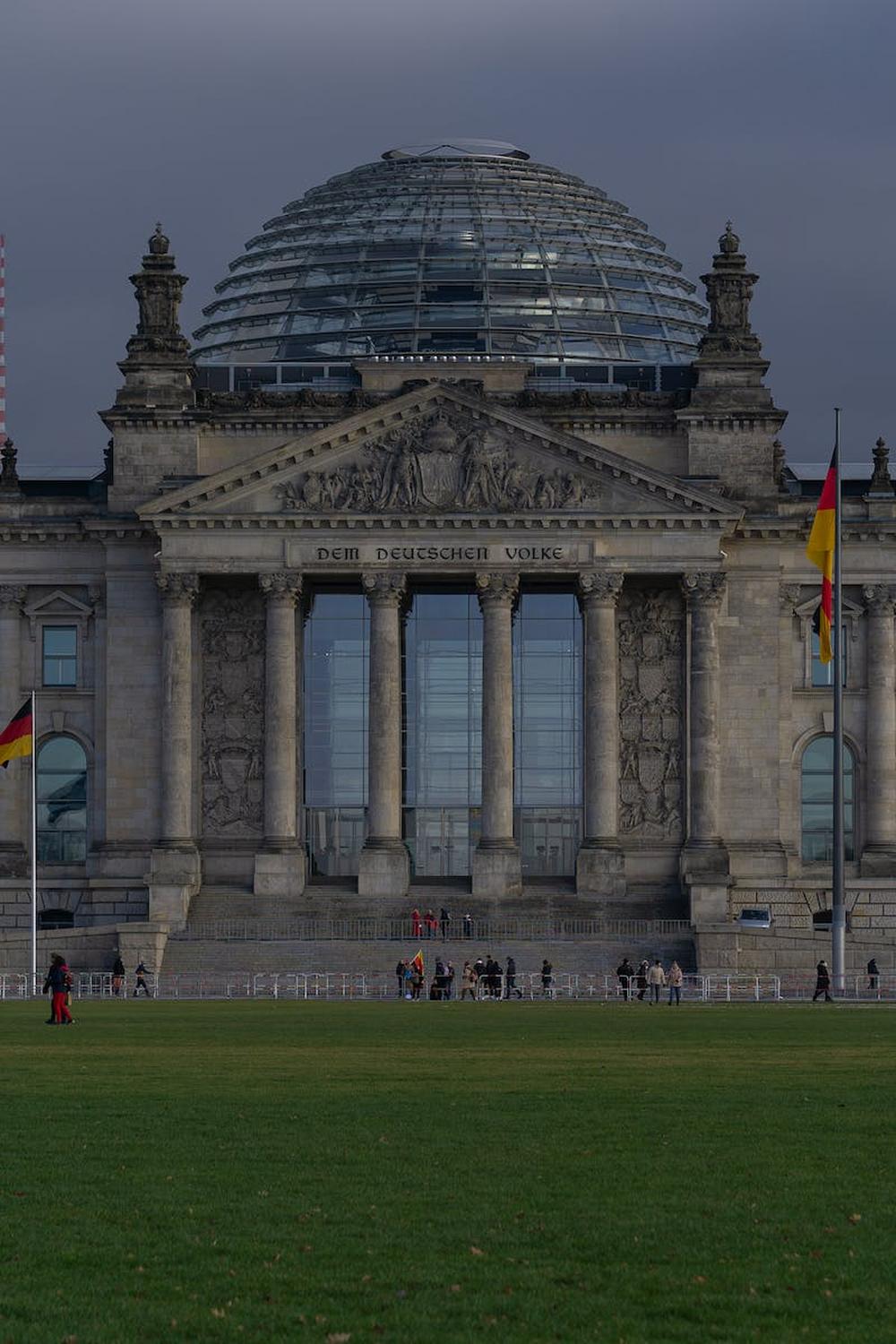 facade_of_berlin_reichstag_building