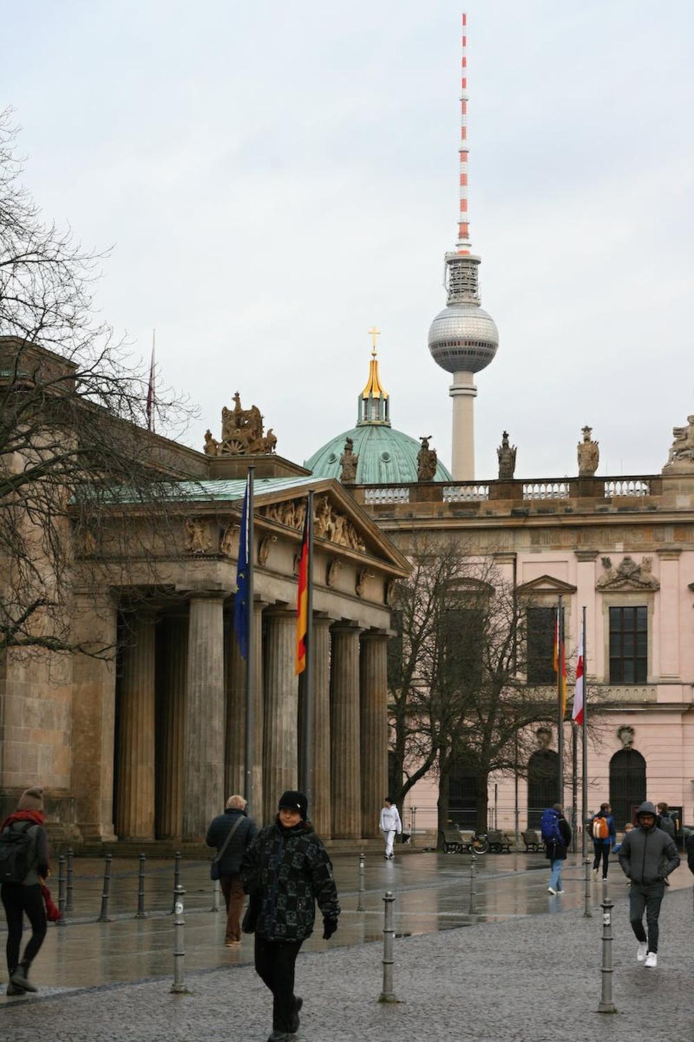 people_walking_in_berlin_public_square