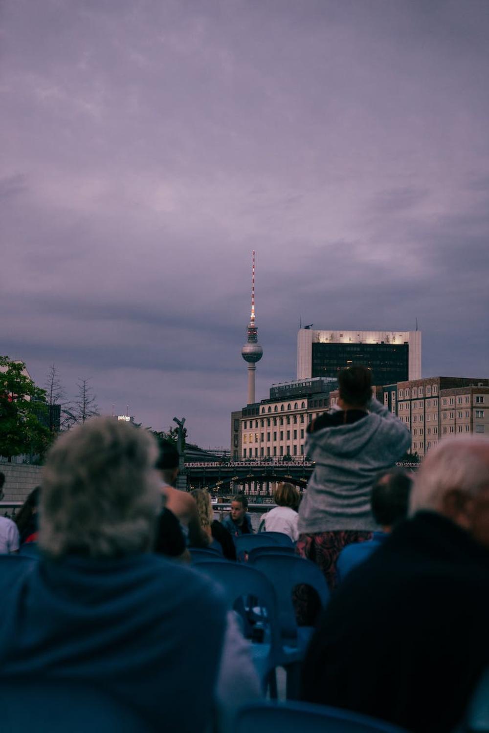 tourists_in_a_boat_ride_city_tour