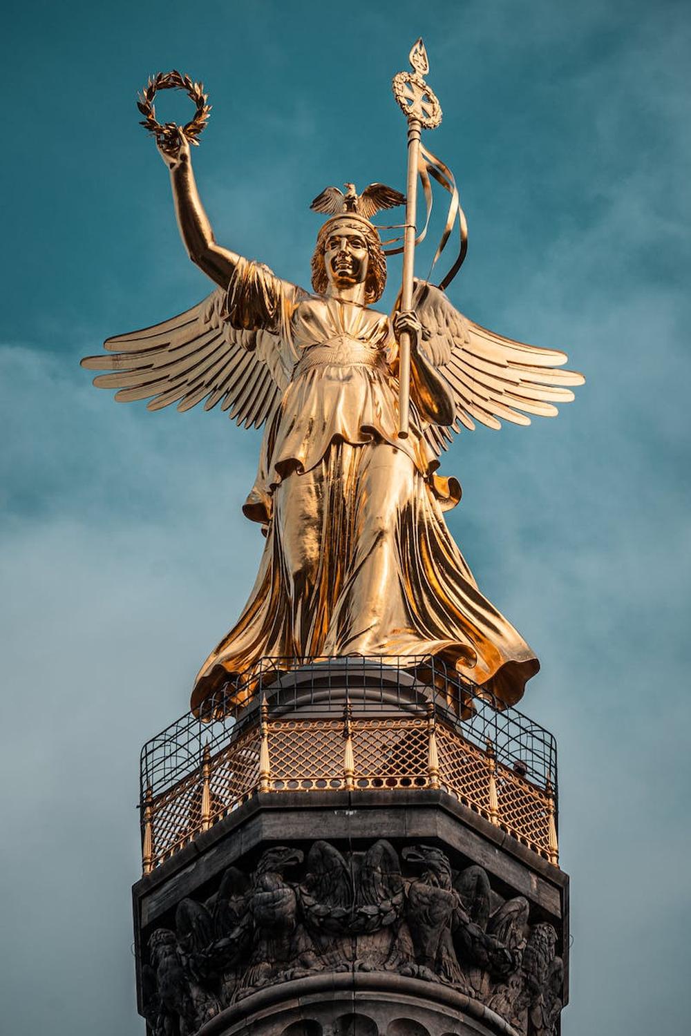 victory_column_under_blue_sky