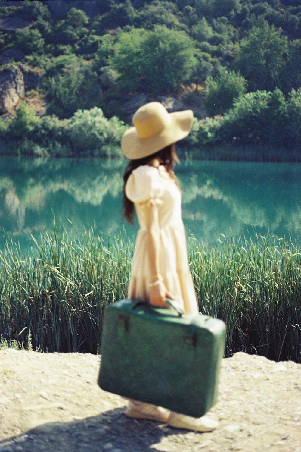 woman_in_dress_and_hat_with_suitcase